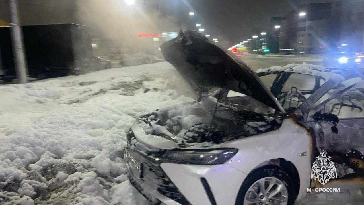 В Уфе прямо на ходу взорвался и полностью выгорел автомобиль Chevrolet Monza.