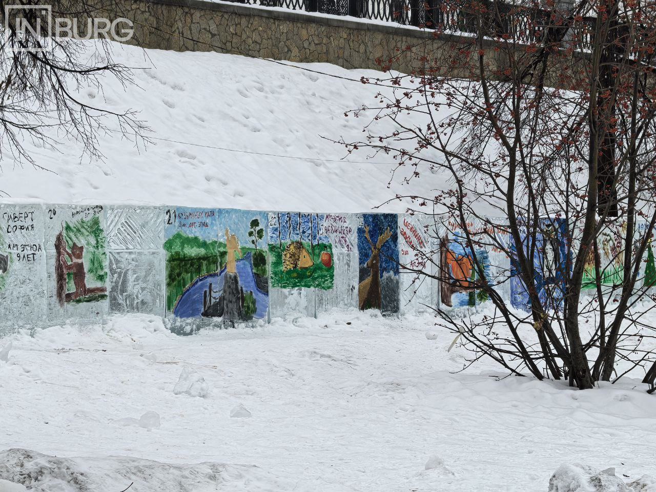 Детям разрешили разрисовать стену в Историческом сквере, в Ледовом городке. 