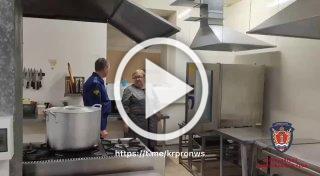 Готовили еду из продуктов неизвестного происхождения: в...