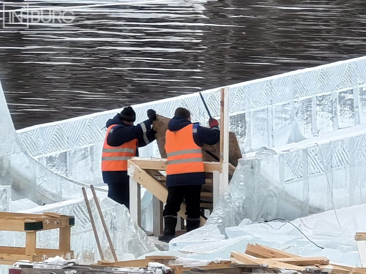 В Историческом сквере начали разбирать Ледовый городок....