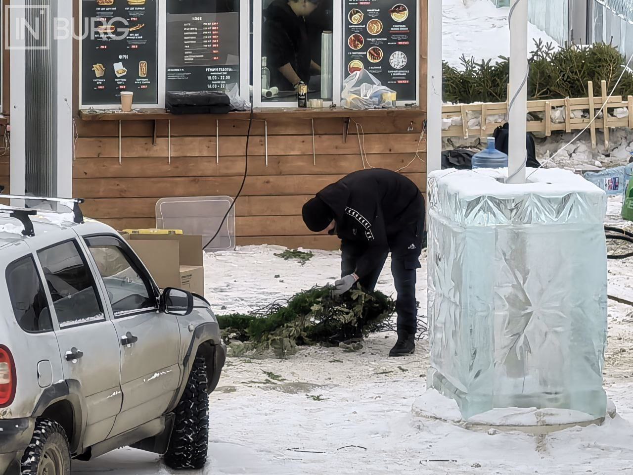 В Историческом сквере начали разбирать Ледовый городок....