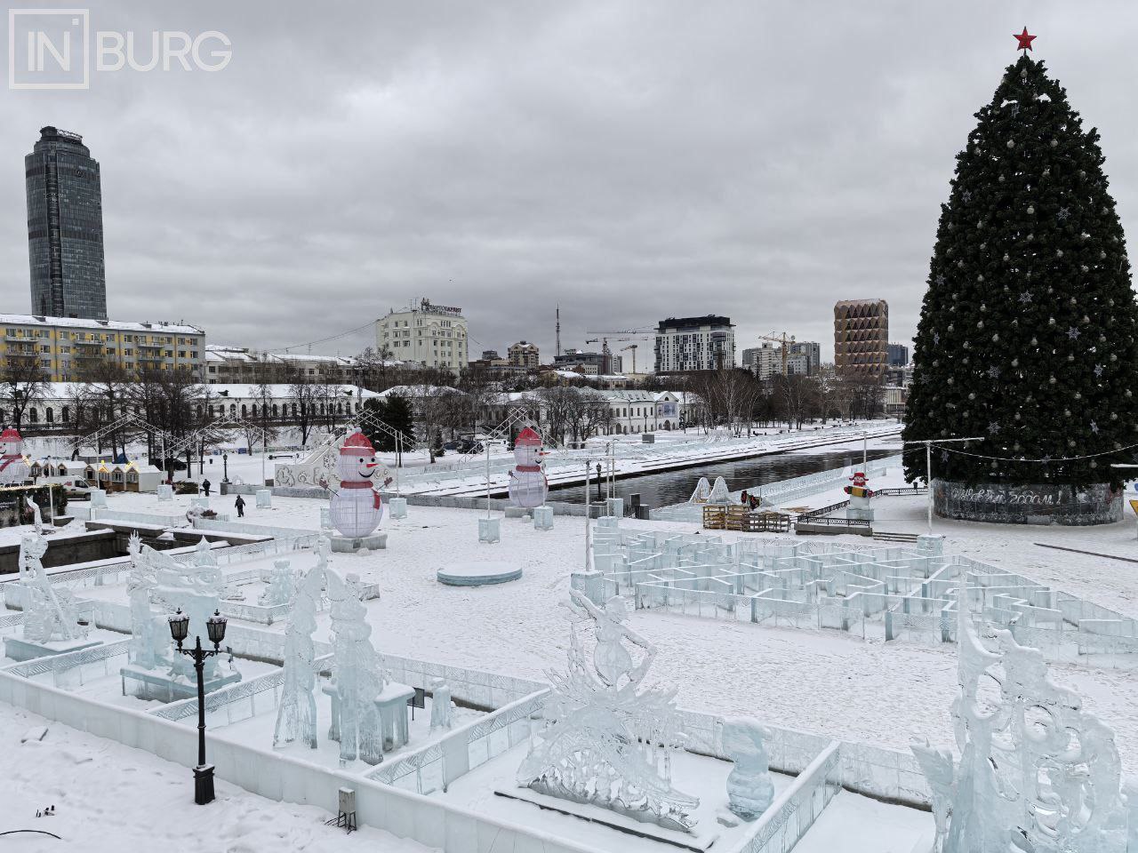 В Историческом сквере начали разбирать Ледовый городок....