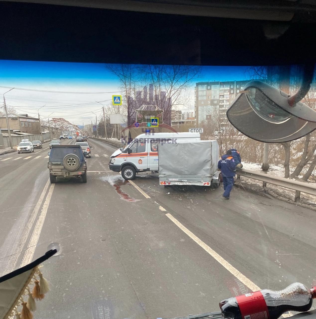 Брянская. Сотрудники МЧС разбили служебный автомобиль....