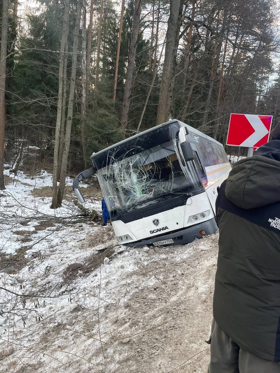 Пассажирский автобус ушел в кювет в подмосковном Орехово-...