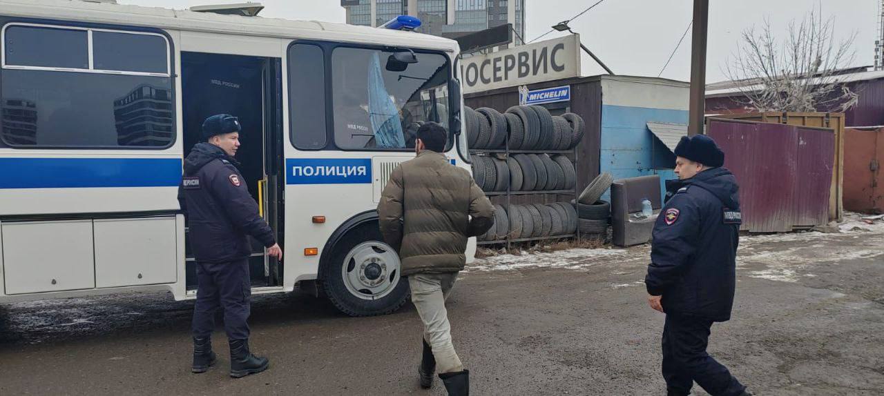 В ходе рейда в Советском районе краевого центра полицейские проверили 48 иностранных граждан