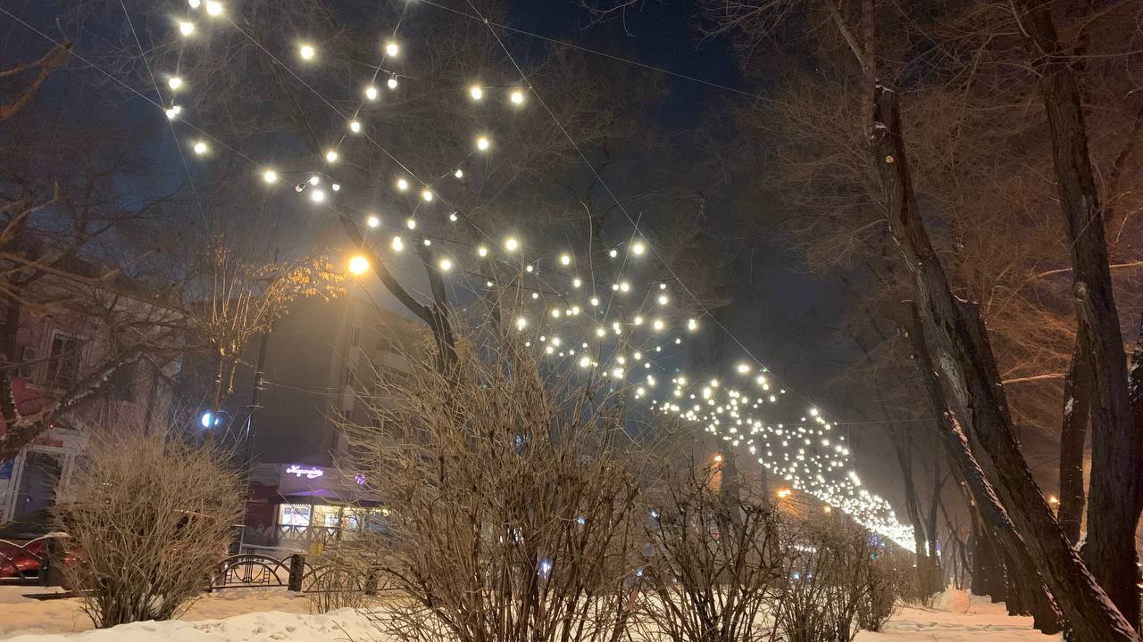Новогодняя иллюминация в Абакане проработает до конца...