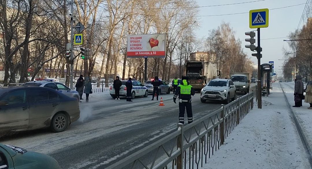 Грузовик «Вольво» сбил 17-летнюю девушку на пешеходном переходе. Пострадавшую госпитализировали в тяжелом состоянии.