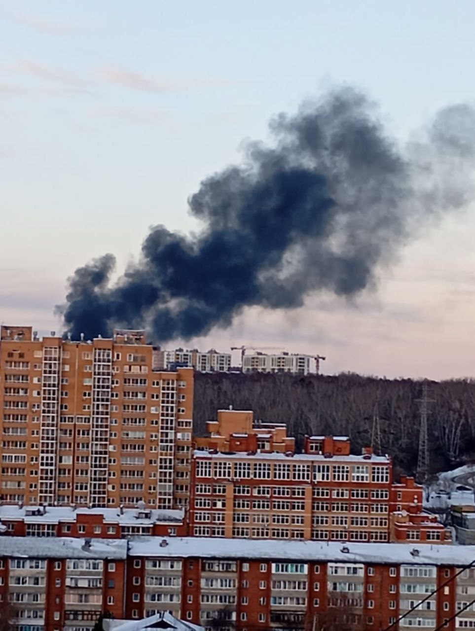 В районе ЖК «Авиатор» горит стройка. Видео прислали нам...