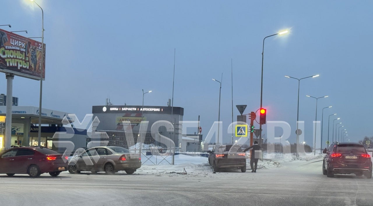 Легковой автомобиль протаранил ограждение в Кемерове