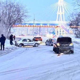 На спуске с Димитровского моста водитель седана Nissan...