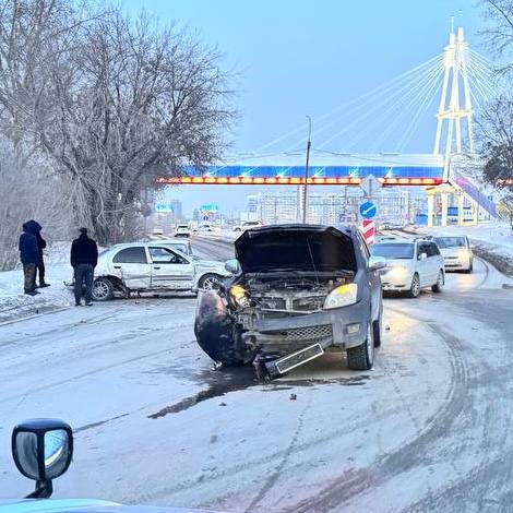 На спуске с Димитровского моста водитель седана Nissan...