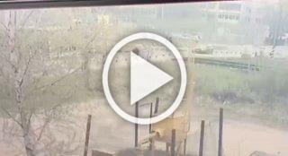В Вологде водитель легковушки болтал по телефону и не заметил как его снес поезд
