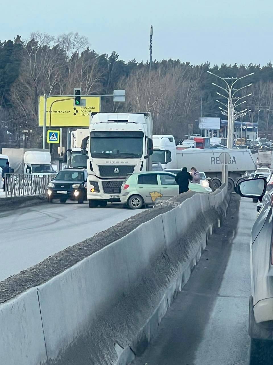 Бердское шоссе стоит в обе стороны из-за аварии на...