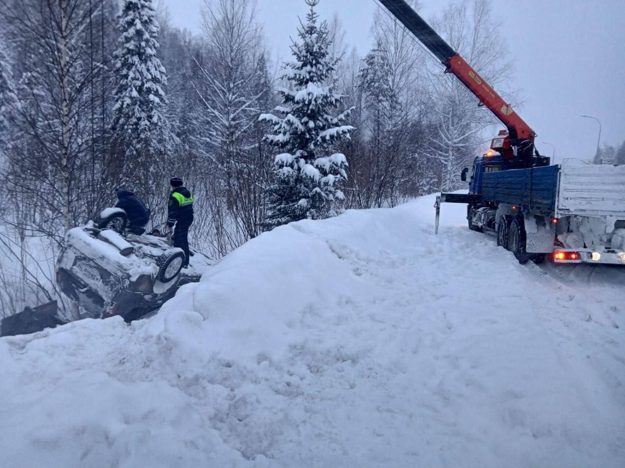 В Таштагольском районе инспекторы ГИБДД помогли водителю, который застрял в снегу. 