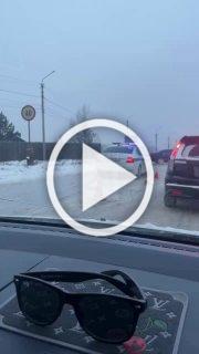 Серьезная авария на Коммунальном мосту со стороны въезда...
