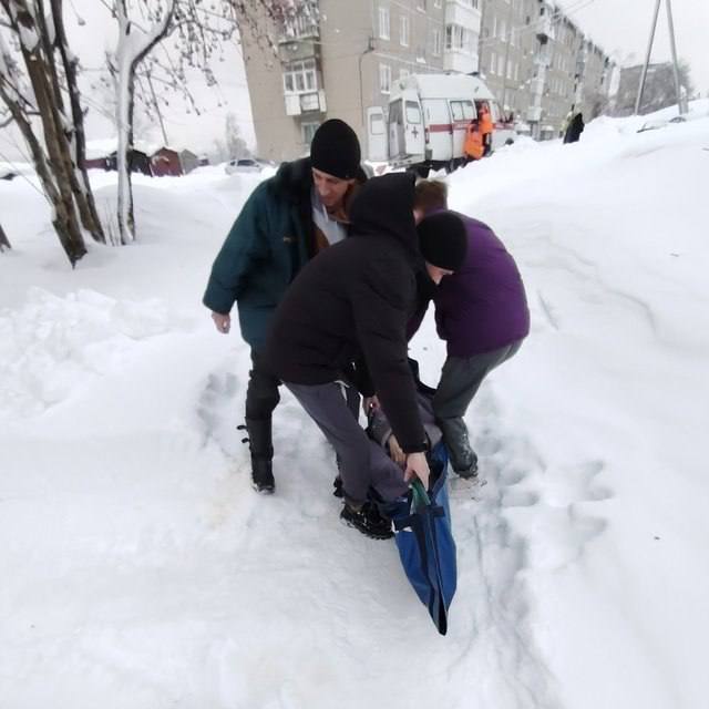 93-летнюю пенсионерку из Пермского края тащили по снегу до скорой помощи, потому что машина не смогла подъехать к дому. Через несколько дней она умерла.