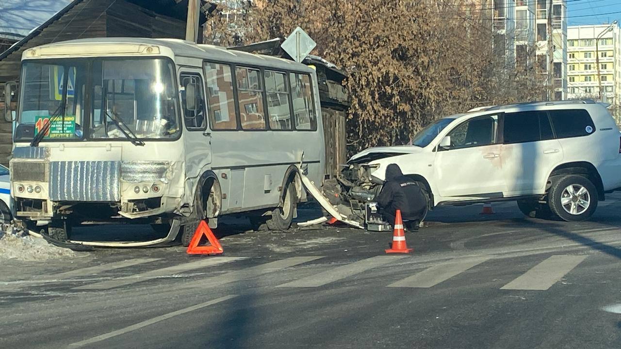 Администратор автомойки решил покататься на автомобиле...