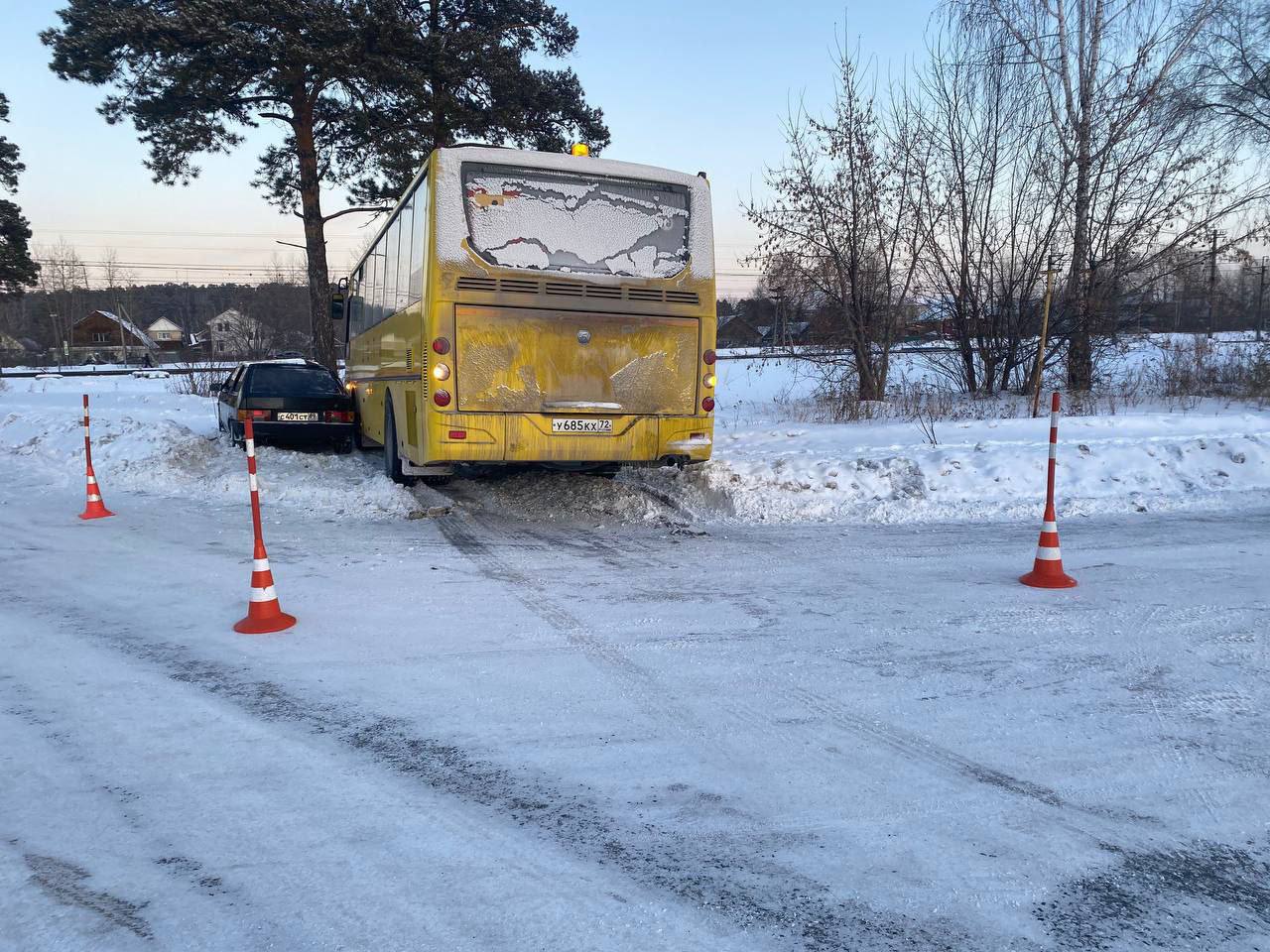 14-летний подросток втайне от родителей купил автомобиль и протаранил школьный автобус с детьми 