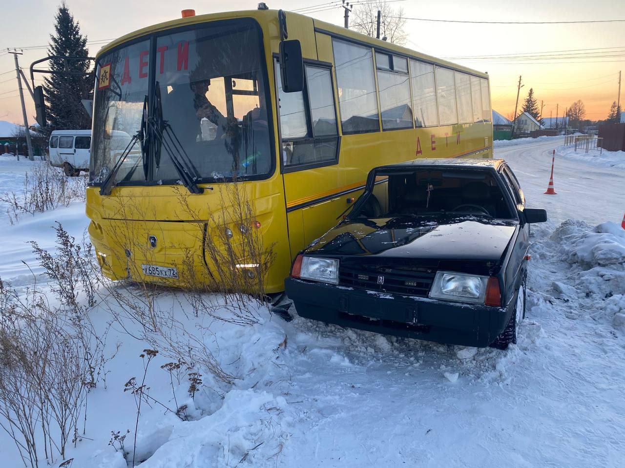 14-летний подросток втайне от родителей купил автомобиль и протаранил школьный автобус с детьми 