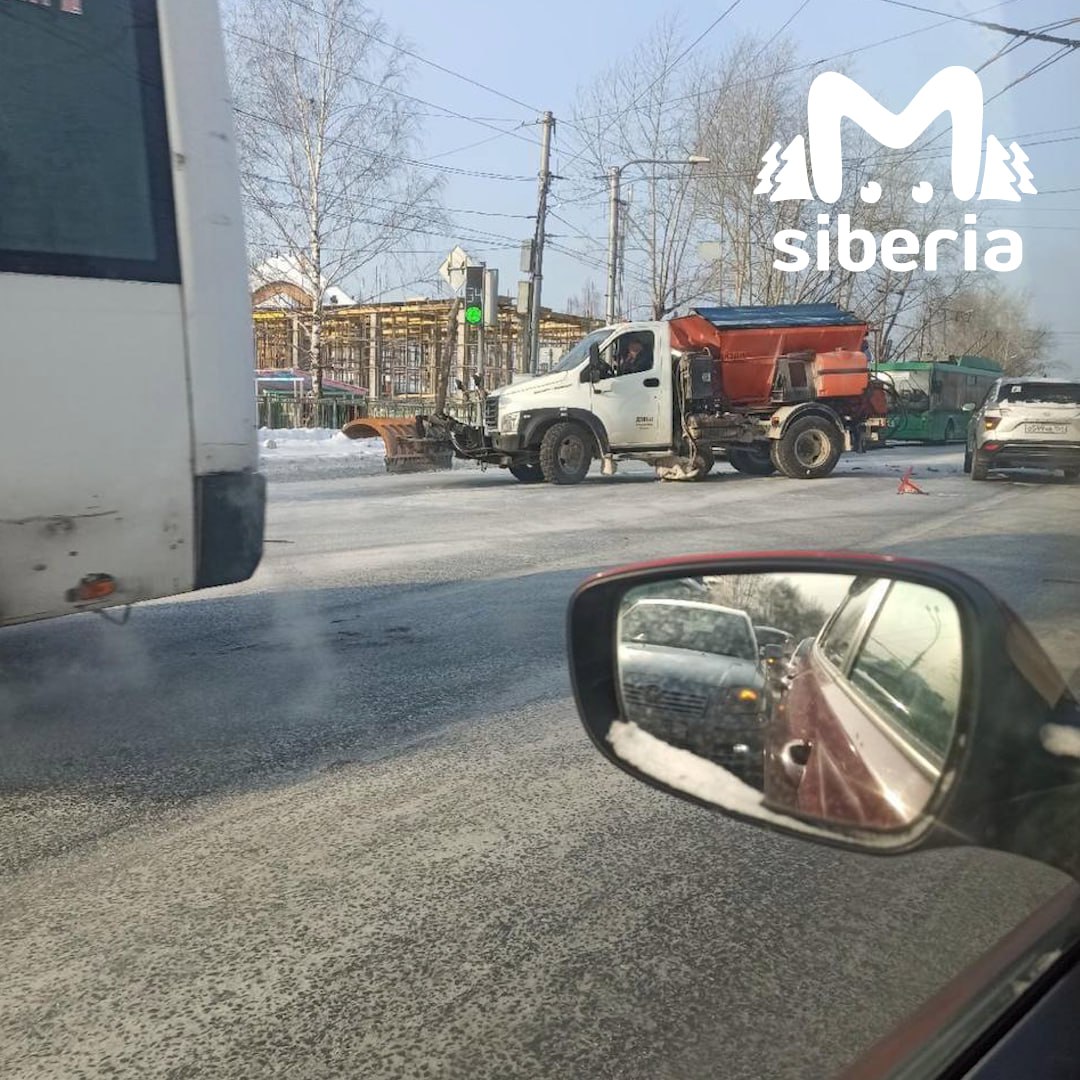 Снегоуборочная машина попала в авариию и собрала пробку в...