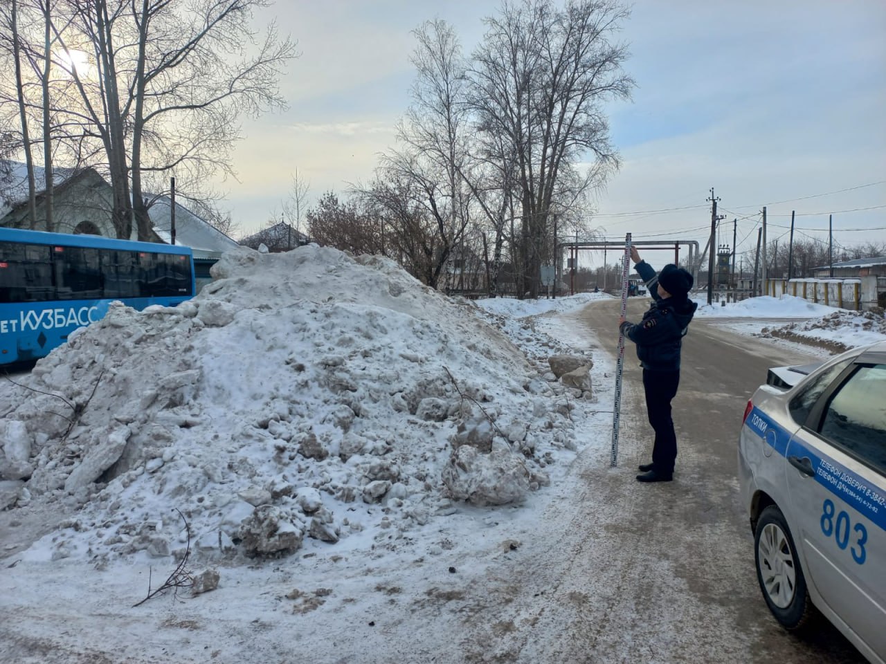 В Топках ликвидировали опасную горку рядом с дорогой