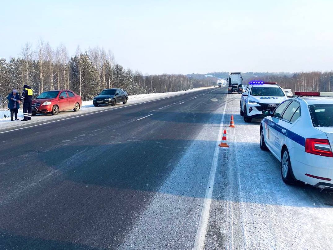 Сотрудники полиции устанавливают обстоятельства дорожно-...