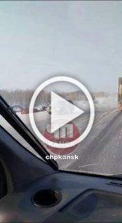 Сотрудники полиции устанавливают обстоятельства дорожно-...