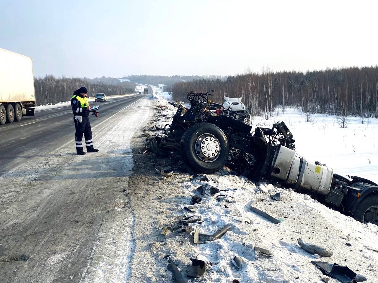 Сотрудники полиции устанавливают обстоятельства дорожно-...
