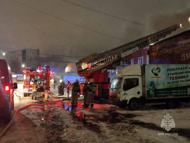 В Екатеринбурге произошел крупный пожар, черный дым был виден издалека