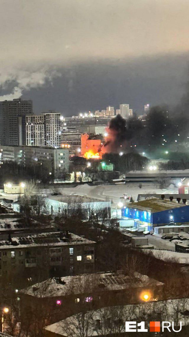 В Екатеринбурге произошел крупный пожар, черный дым был виден издалека