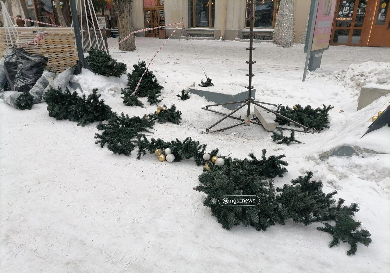 На Ленина начали убирать новогодние украшения. Проходы к...