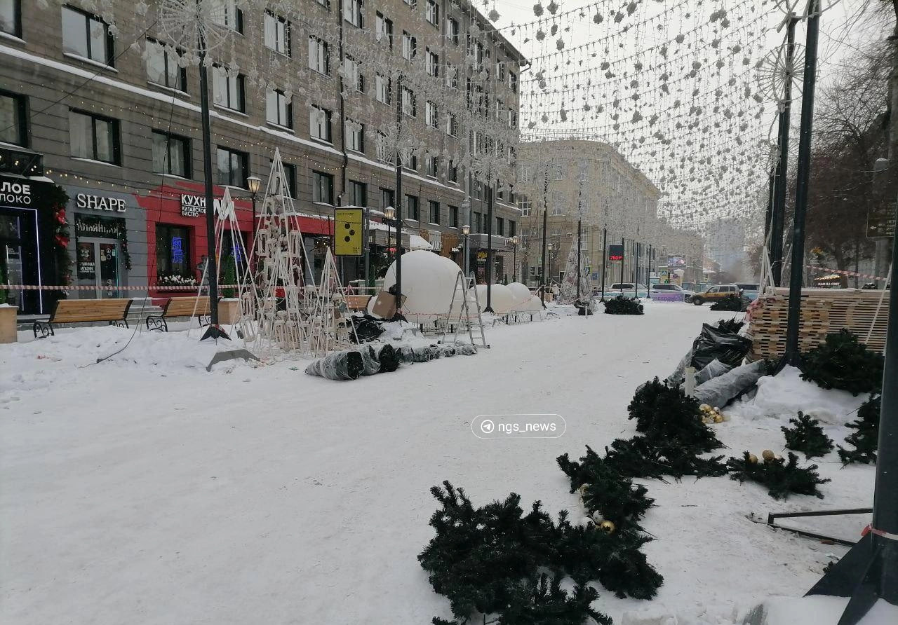 На Ленина начали убирать новогодние украшения. Проходы к...