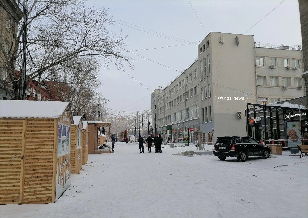 На Ленина начали убирать новогодние украшения. Проходы к...