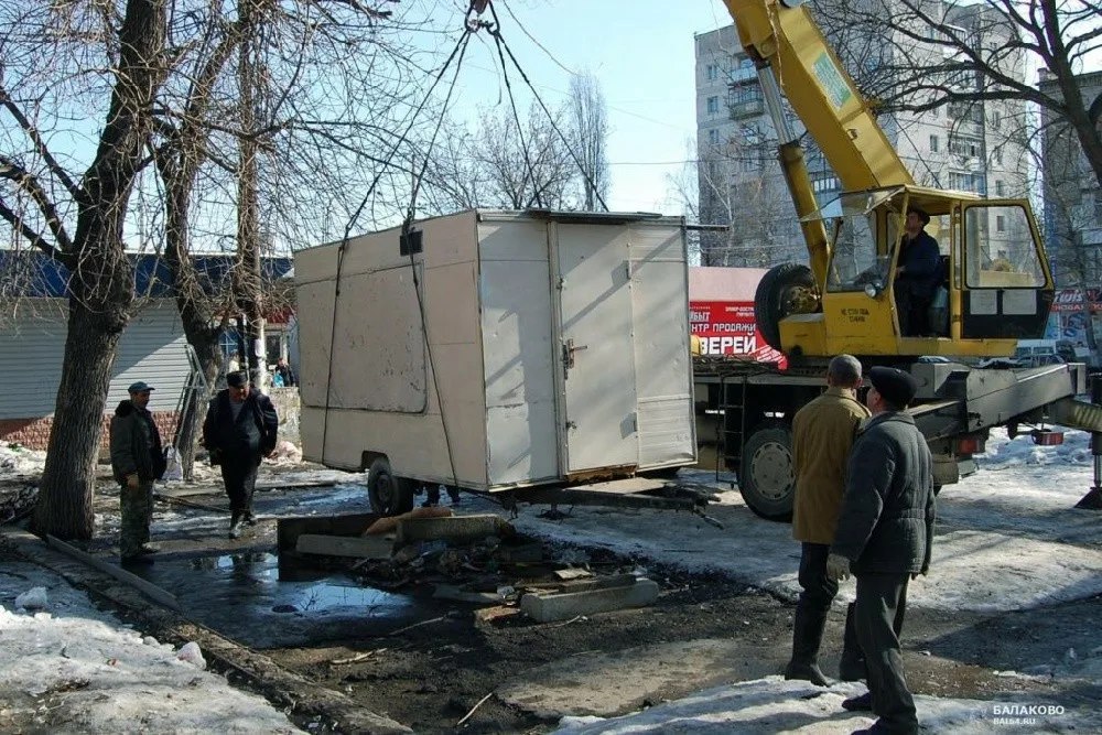 Владельцам нелегальных киосков придется демонтировать свои ларьки всего за сутки. Для передвижных точек времени еще меньше – всего три часа.