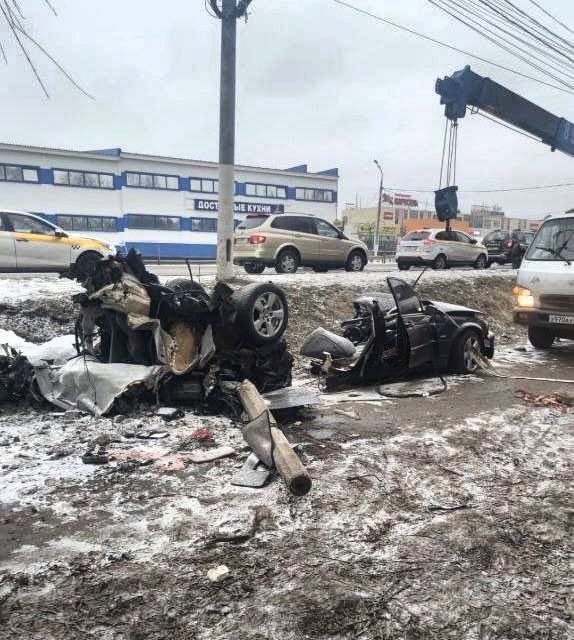 В подмосковном Чехове BMW разорвало пополам при ударе...