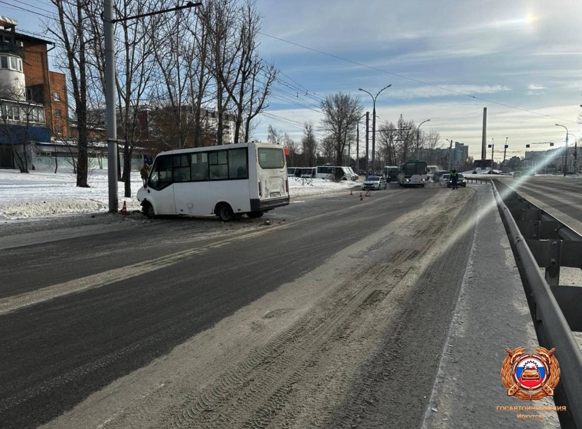 6 человек пострадали в ДТП с участием пассажирского...