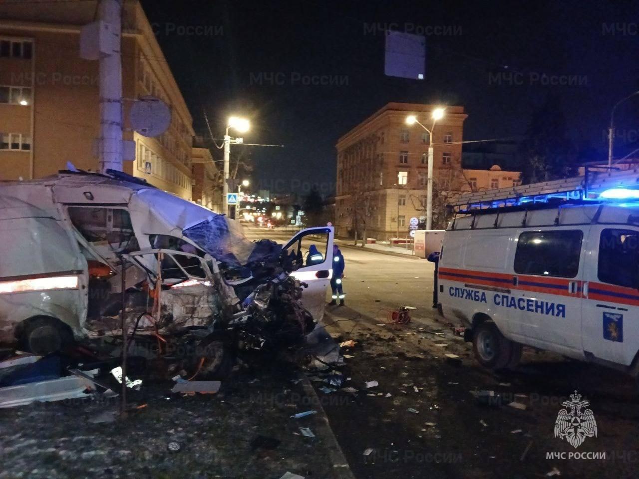 Жуткая авария в Белгороде: автомобиль BMW влетел в скорую, от удара последнюю разорвало на части. 