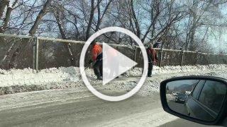 В Майна чистят тротуары, одна полоса перекрыта, имейте в...