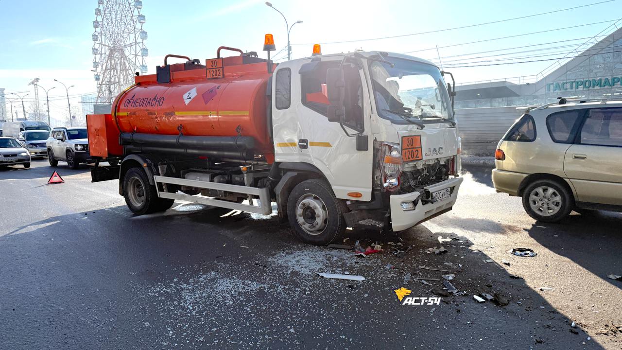 На остановке «Речной вокзал» водитель грузовика JAC с...