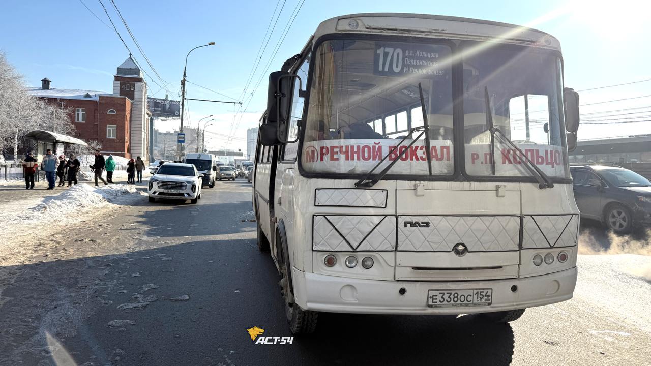 На остановке «Речной вокзал» водитель грузовика JAC с...