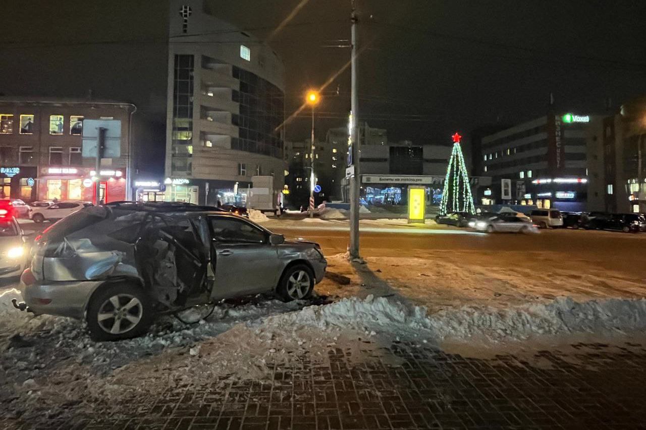 В Новосибирске «Лексус» врезался в столб Авария...