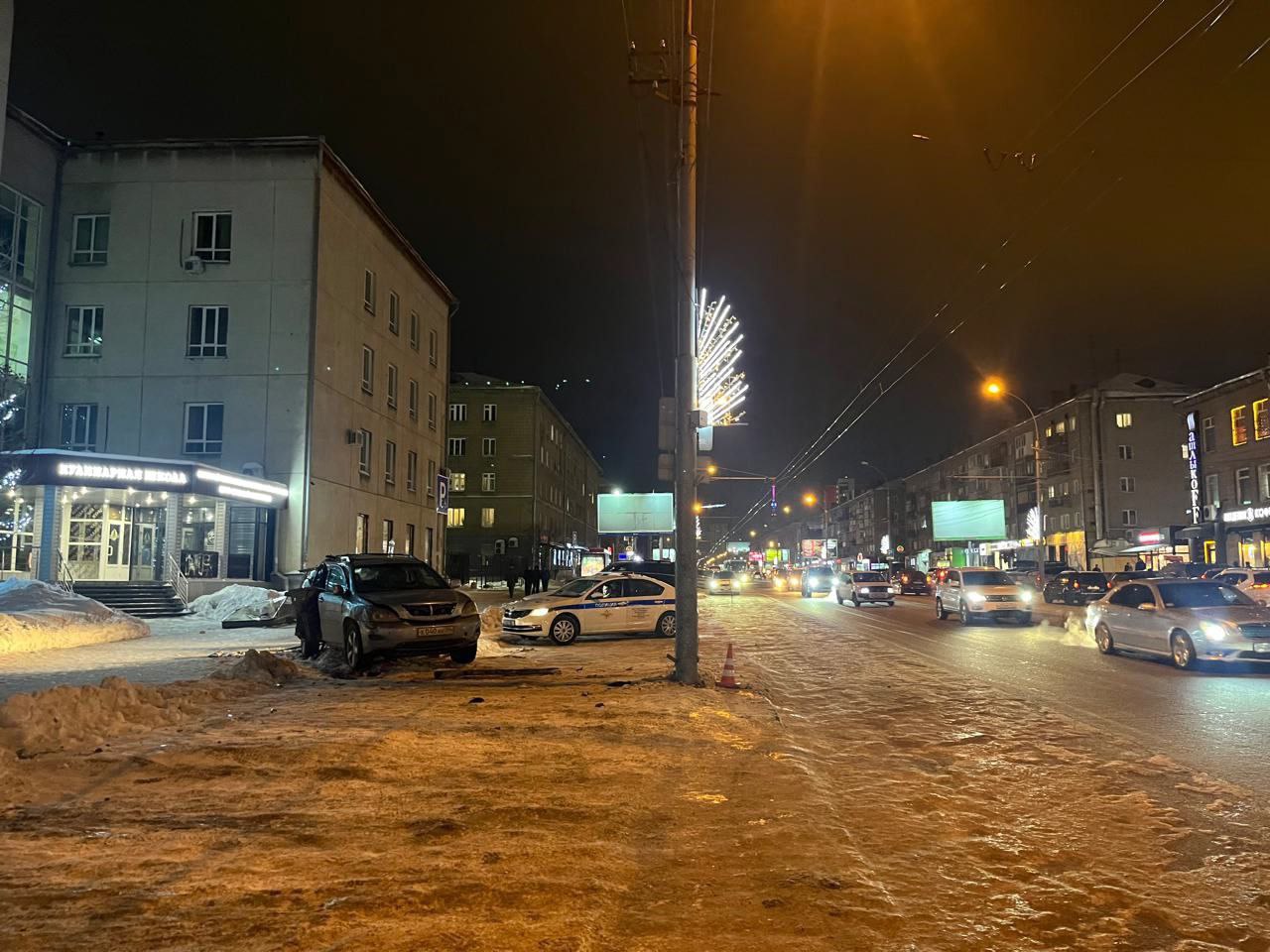 В Новосибирске «Лексус» врезался в столб Авария...