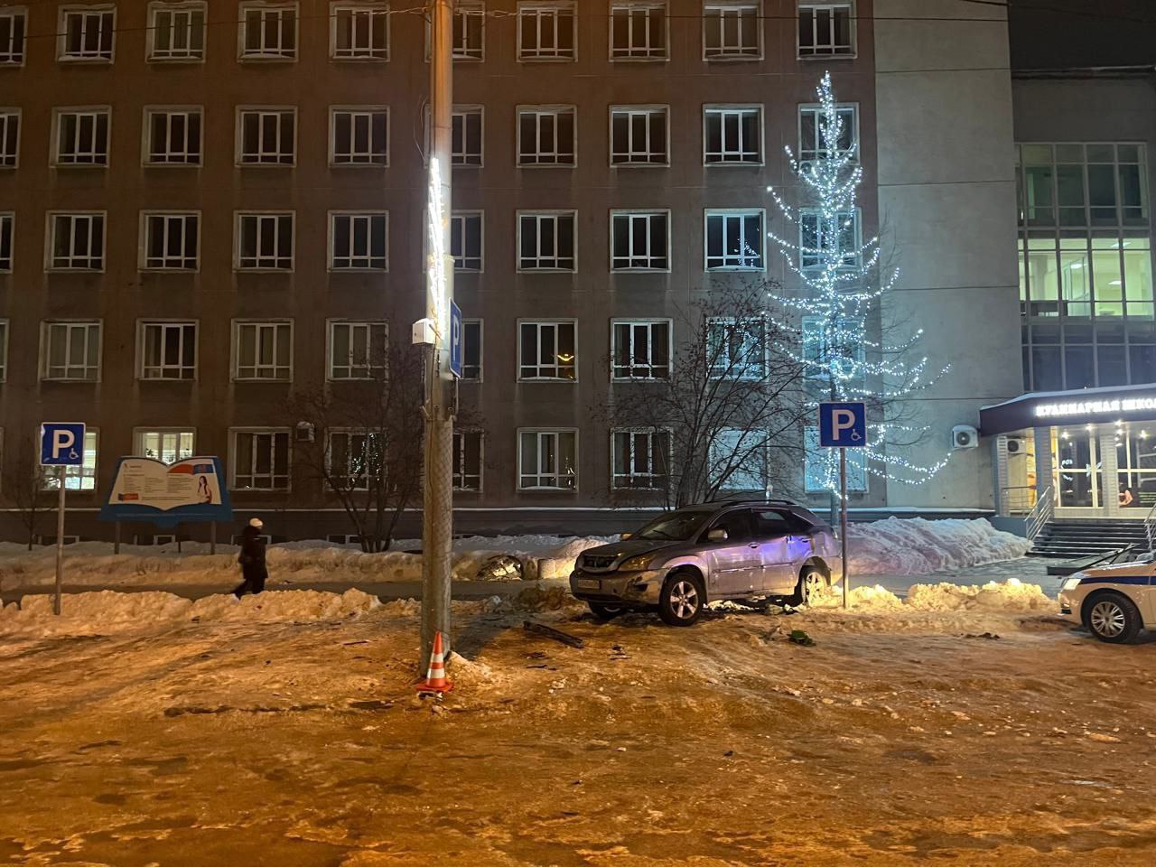 В Новосибирске «Лексус» врезался в столб Авария...