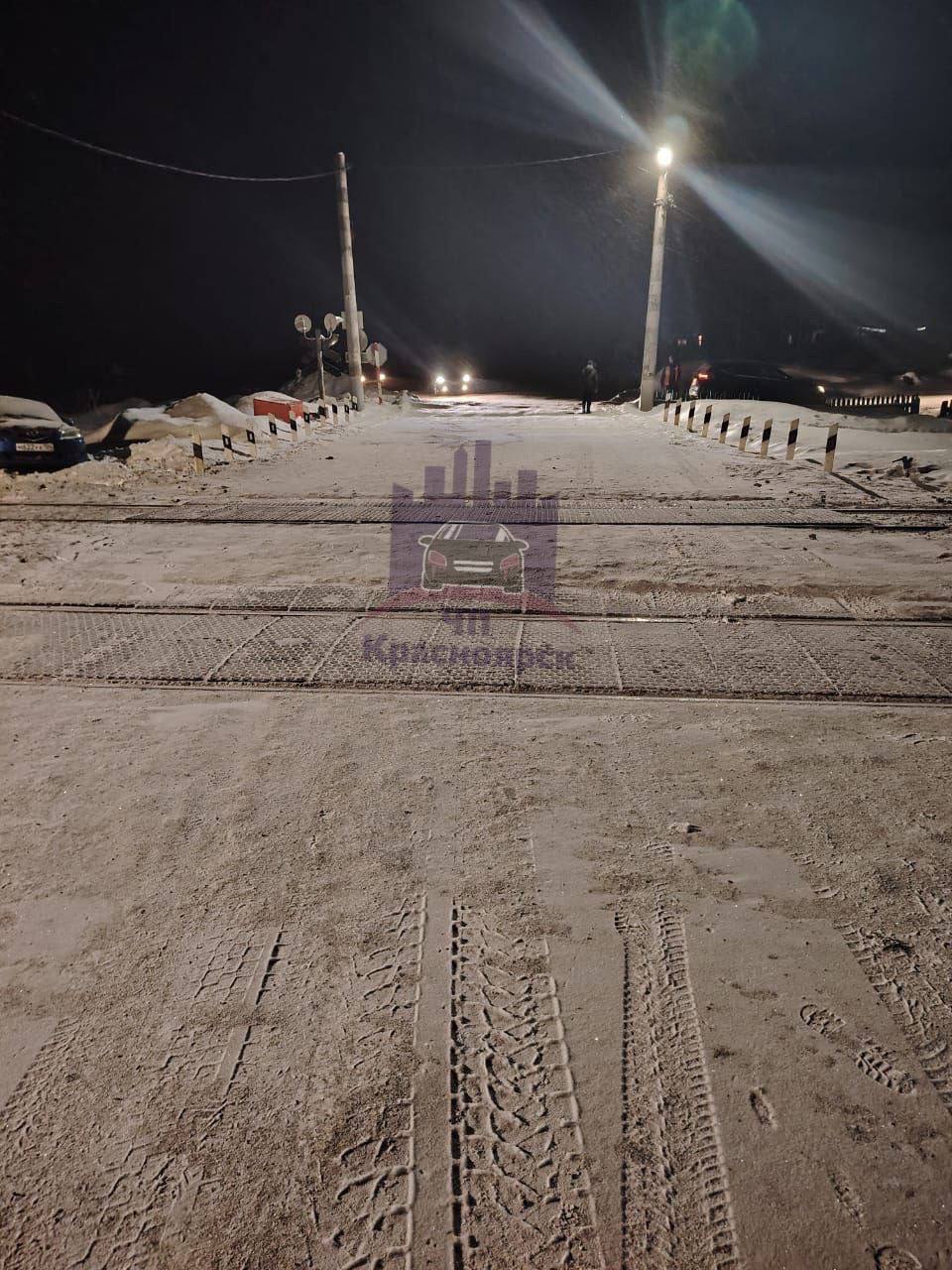 Выезд легкового автомобиля на переезд перед...