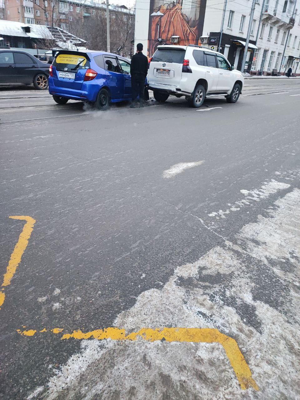 Два автомобиля столкнулись на улице Степана Разина в...