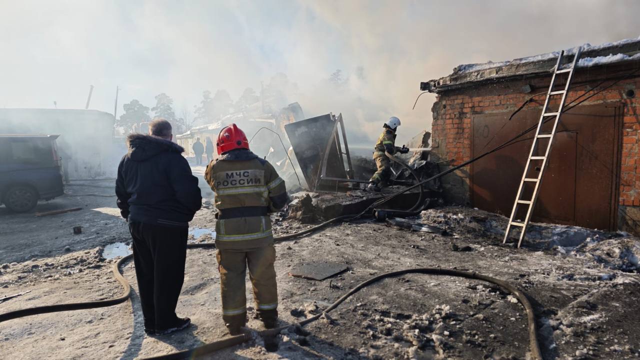 Сегодня днем на улице Стартовая загорелись гаражи 