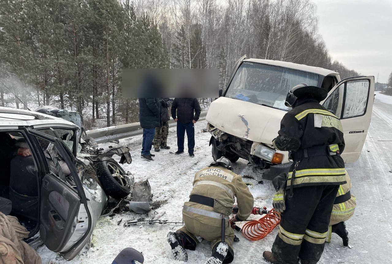 Спасатели помогли пострадавшим в ДТП на трассе в...