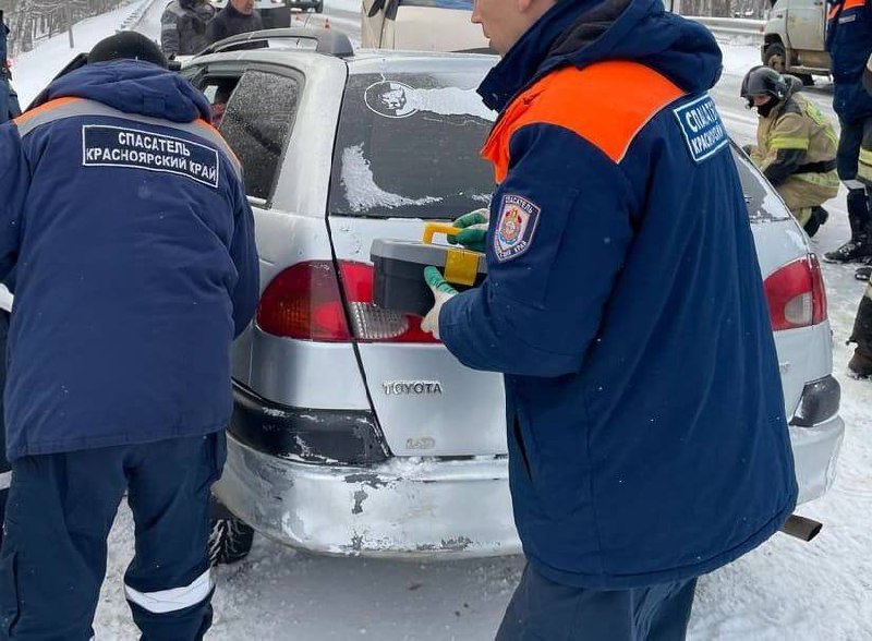 Спасатели помогли пострадавшим в ДТП на трассе в...