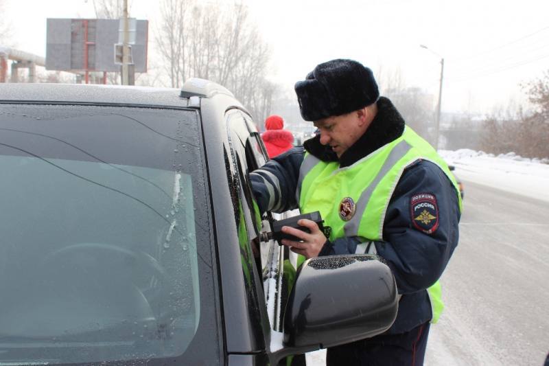 Дорожная полиция Канска проверяет автомобили на...