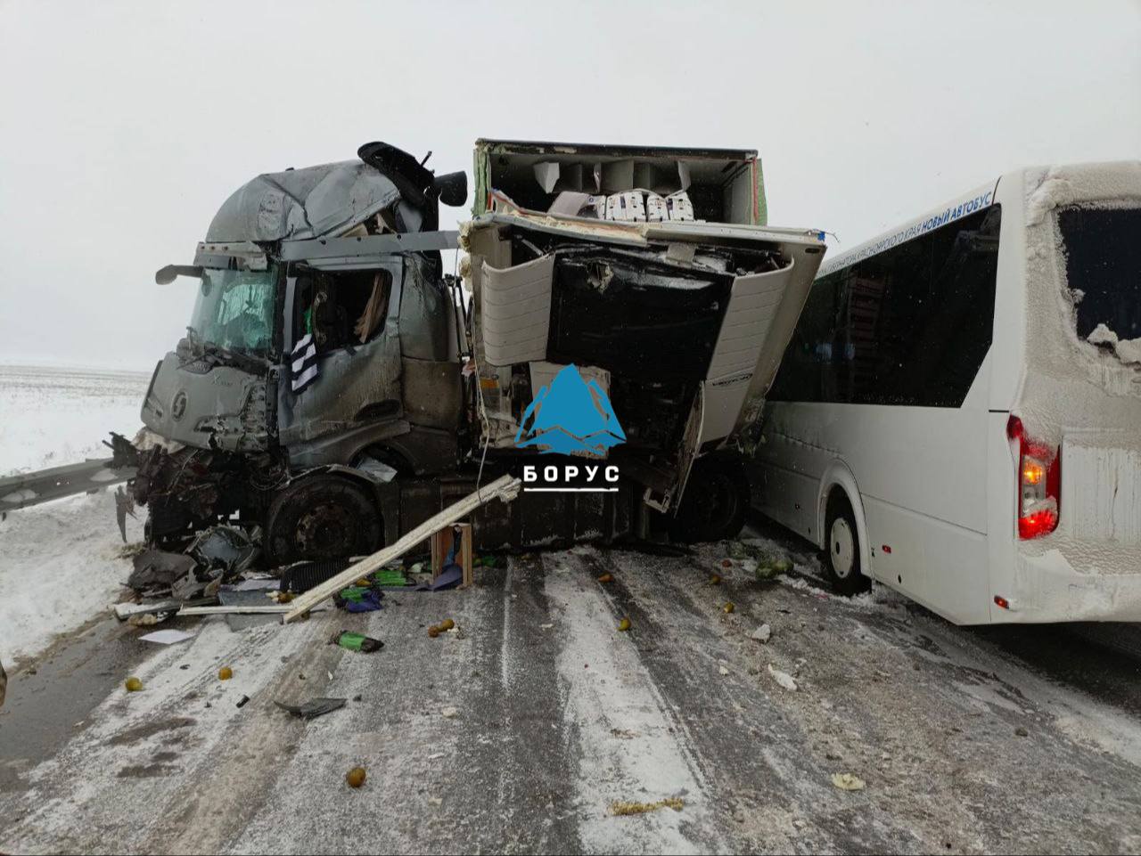 Трассу в Красноярском крае полностью перекрыли из-за массовой аварии.